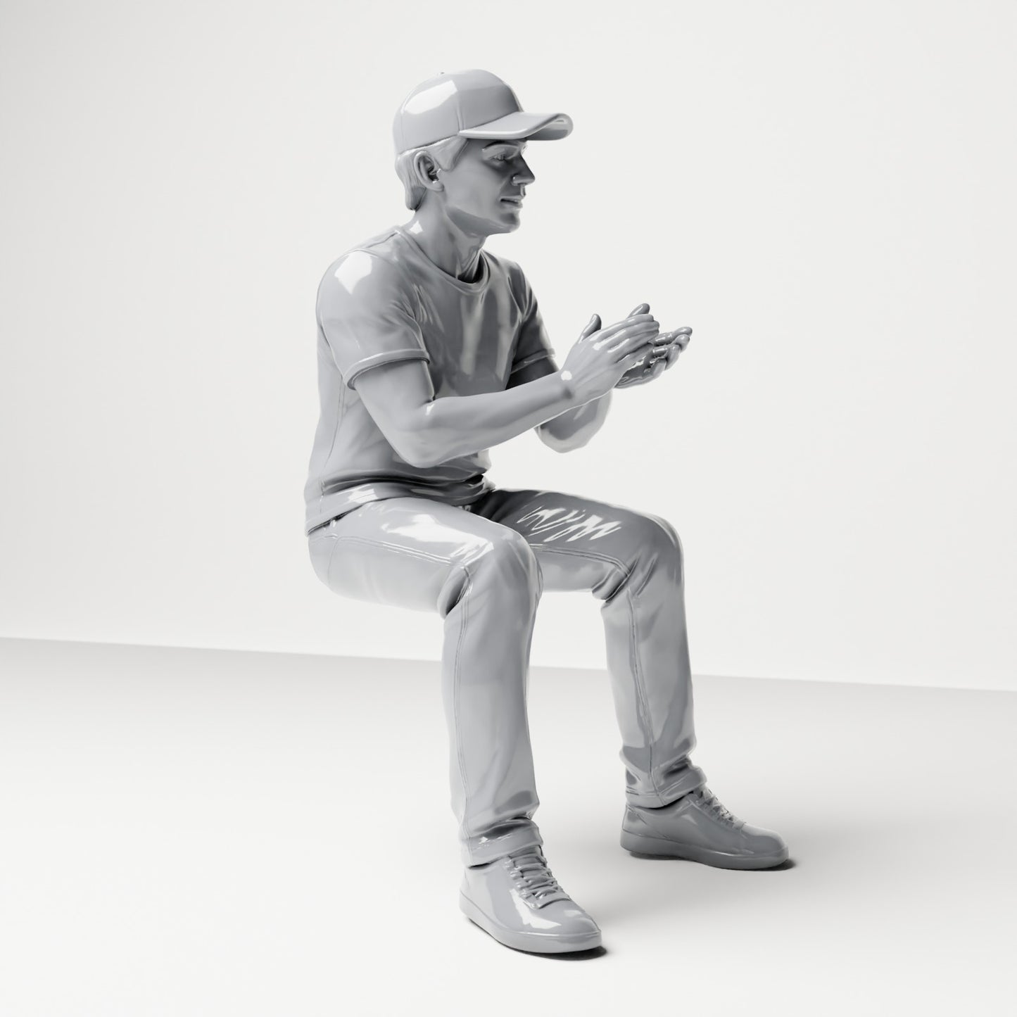 Diorama modelbouw productfoto 3: Zittende figuur: mannelijke toeschouwer met pet en samengevouwen handen (B068)