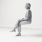 Diorama modelbouw productfoto 1: Zittende figuur: toeschouwster met gekruiste benen en gevouwen handen (B069)
