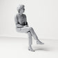 Diorama modelbouw productfoto 3: Zittende figuur: toeschouwer met gekruiste benen en gevouwen handen (B069)
