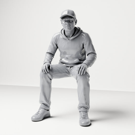 Diorama modelbouw productfoto 0: Zittende figuur: man met pet & hoodie (B070)