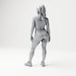 Diorama Modellbau Produktfoto 2: Stehende Figur: Frau in ärmellosem Oberteil, kurzer Hose und Sportschuhen (B072)
