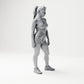 Diorama Modellbau Produktfoto 3: Stehende Figur: Frau in ärmellosem Oberteil, kurzer Hose und Sportschuhen (B072)