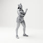Diorama Modellbau Produktfoto 3: Stehende Figur: Frau mit Zöpfen, kurzem Oberteil, Shorts & Turnschuhen (B075)