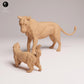 Productfoto Dierfiguur Diorama, Modelbouw: 0: Wilde dieren Figuren: Leeuwin in gevecht met Honingdas (Ref 25_08_01)