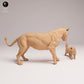 Productfoto Dierfiguur Diorama, Modelbouw: 0: Wilde dieren Figuren: Leeuwin in gevecht met Honingdas (Ref 25_08_01)