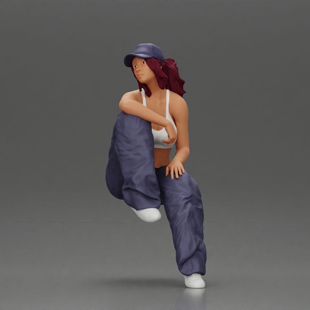 Diorama modelbouw productfoto 0: Miniatuurfiguur: Lowrider-vrouw zittend met pet, arm op knie, tanktop & sneakers (Ref Nr. A138)