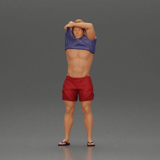Diorama modelbouw productfoto 0: Staande miniatuur: gespierde man in shorts trekt T-shirt over zijn hoofd (Ref Nr. A90)