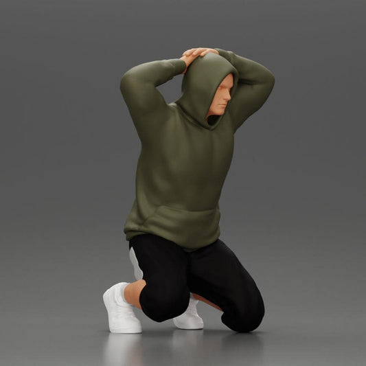 Diorama modelbouw productfoto 0: Knielende man met hoodie, handen achter het hoofd - Diorama miniatuur (Ref Nr. A70)