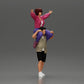 Diorama modelbouw productfoto 1: Miniatuurfiguur: Man in shorts draagt vriendin op schouders, poserend paar (Ref Nr. A76)