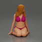 Diorama modelbouw productfoto 1: Knielende miniatuurfiguur vrouw in bikini, zittend op vlakke basis - stranddiorama (Ref Nr. A83)
