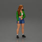 Diorama modelbouw productfoto 1: Miniatuurfiguur: Sportief meisje staand met kort jasje, shorts en sneakers (Ref Nr. A74)