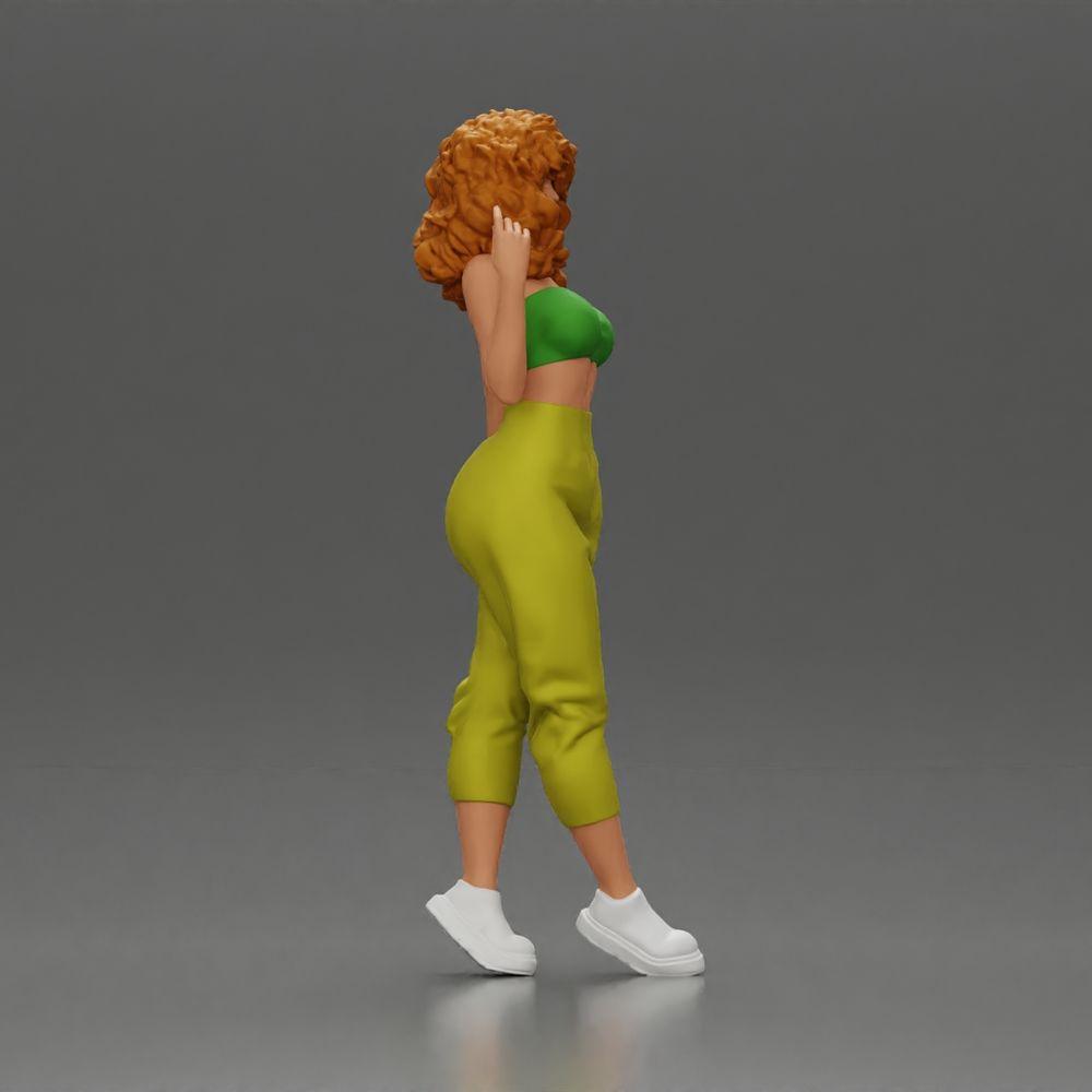 Diorama modelbouw productfoto 1: Miniatuurfiguur: Staande vrouw met krullend haar in groene outfit, poserend (Ref Nr. A130)