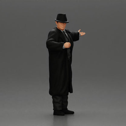 Diorama modelbouw productfoto 1: Diorama-miniatuur: Mafioso in pak en mantel met hoed, gebarend (Ref Nr. A94)