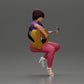 Diorama modelbouw productfoto 1: Miniatuur: Vrouw met kort haar speelt akoestische gitaar, halsketting, sandaaltjes (Ref Nr. A128)