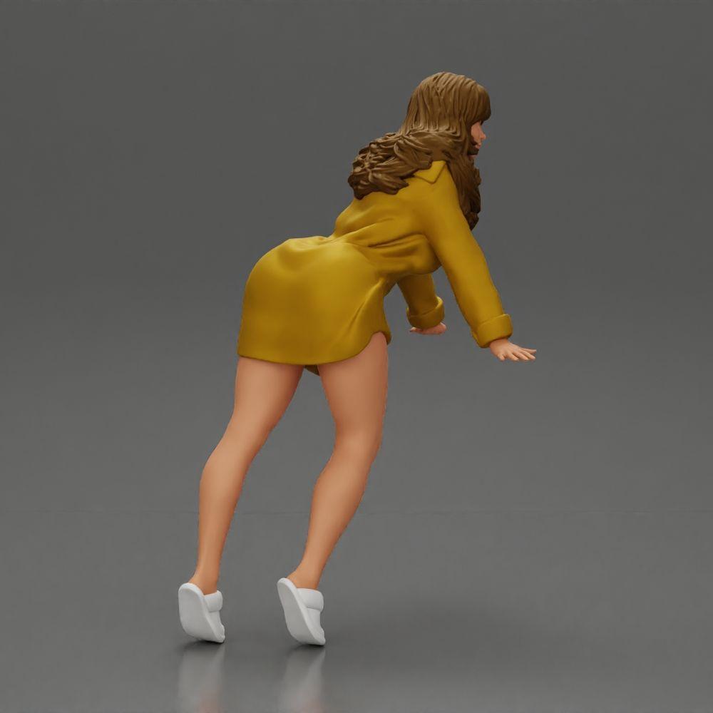 Diorama modelbouw productfoto 1: Diorama-miniatuur: Vrouw in lange blouse, dynamische vooruitpositie op tenen (Ref Nr. A121)