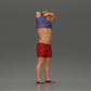 Diorama modelbouw productfoto 1: Staande miniatuur: gespierde man in shorts trekt T-shirt over het hoofd (Ref Nr. A90)