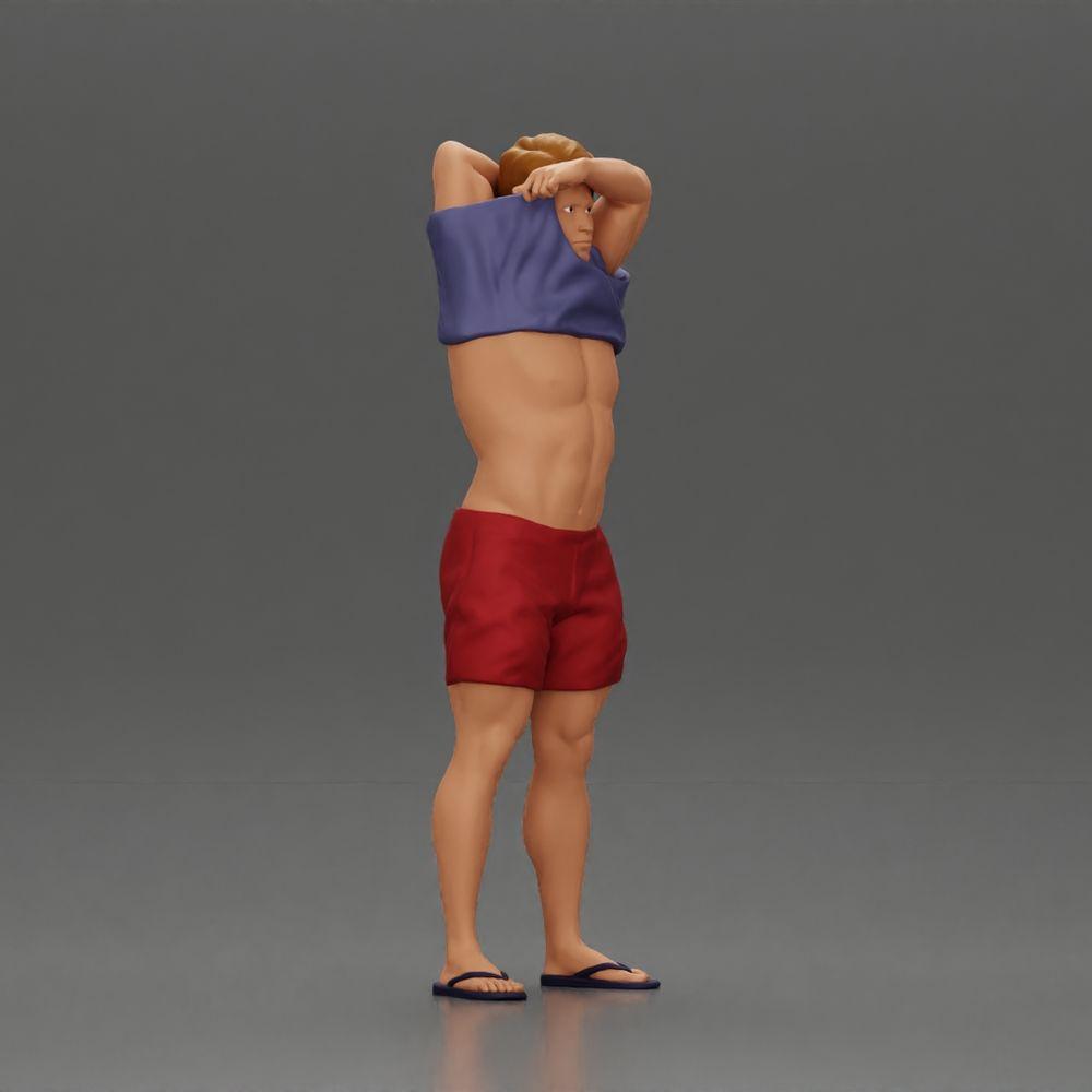 Diorama modelbouw productfoto 1: Staande miniatuur: gespierde man in shorts trekt T-shirt over het hoofd (Ref Nr. A90)