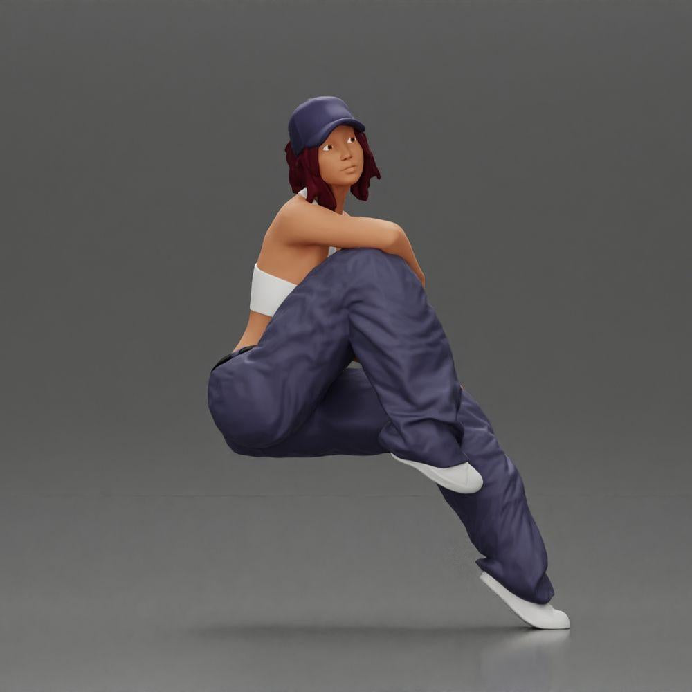 Diorama modelbouw productfoto 1: Miniatuurfiguur: Lowrider-vrouw zittend met pet, arm op knie, tanktop & sneakers (Ref Nr. A138)