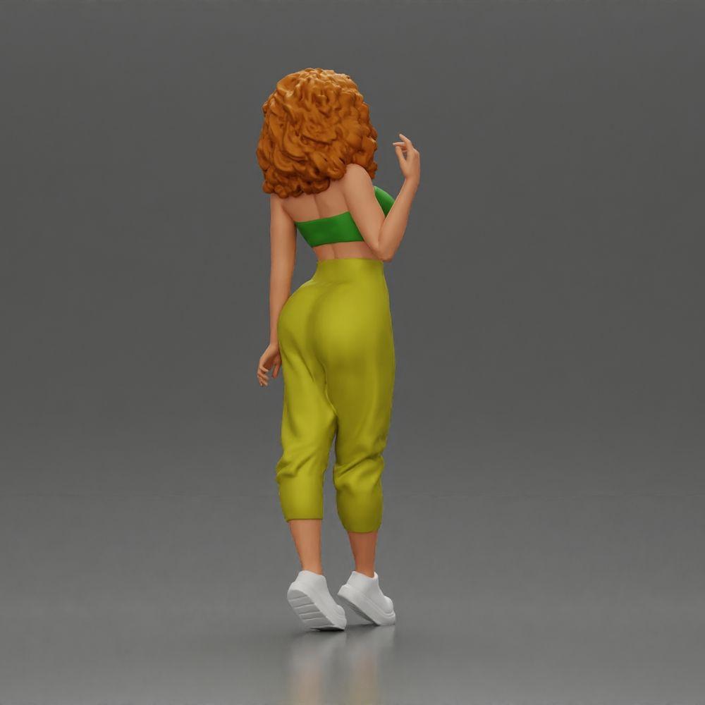 Diorama modelbouw productfoto 2: Miniatuurfiguur: Staande vrouw met krullend haar in groene outfit, poserend (Ref Nr. A130)