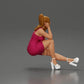 Diorama modelbouw productfoto 2: Diorama figuur: Diorama-miniatuur zittende vrouw in roze jurk, hand op wang, plateauschoenen (Ref Nr. A131)