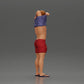 Diorama modelbouw productfoto 2: Staande miniatuur: gespierde man in shorts trekt T-shirt over het hoofd (Ref Nr. A90)