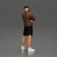 Diorama modelbouw productfoto 2: Figuur: Man met gekruiste armen, pet, jas, shorts, sportschoenen (Ref Nr. A125)