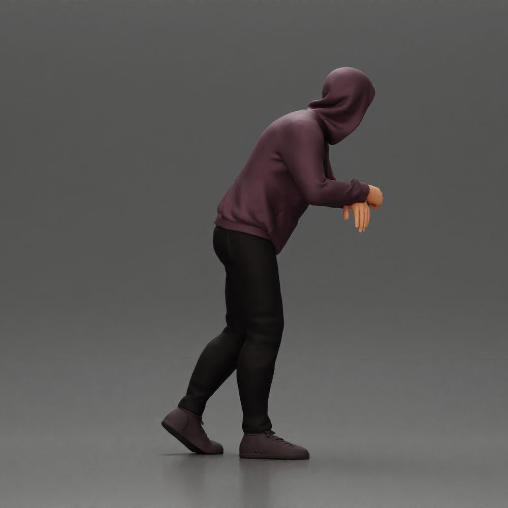 Diorama modelbouw productfoto 2: Diorama-figuur: Man met capuchon, handen op de auto, licht naar voren gebogen (Ref Nr. A115)