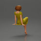 Diorama modelbouw productfoto 2: Diorama miniatuurfiguur: Zittende vrouw in jurk, blootsvoets, kort haar in de wind (Ref Nr. A95)