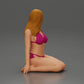Diorama modelbouw productfoto 2: Knielende miniatuurfiguur vrouw in bikini, zittend op vlakke basis - strand-diorama (Ref Nr. A83)