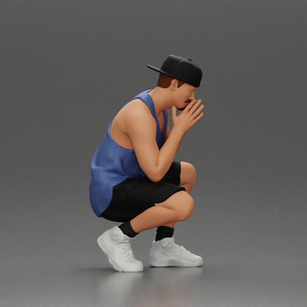 Diorama modelbouw productfoto 2: Diorama-miniatuur: Denkende man zittend met pet, shorts en sneakers (Ref Nr. A77)