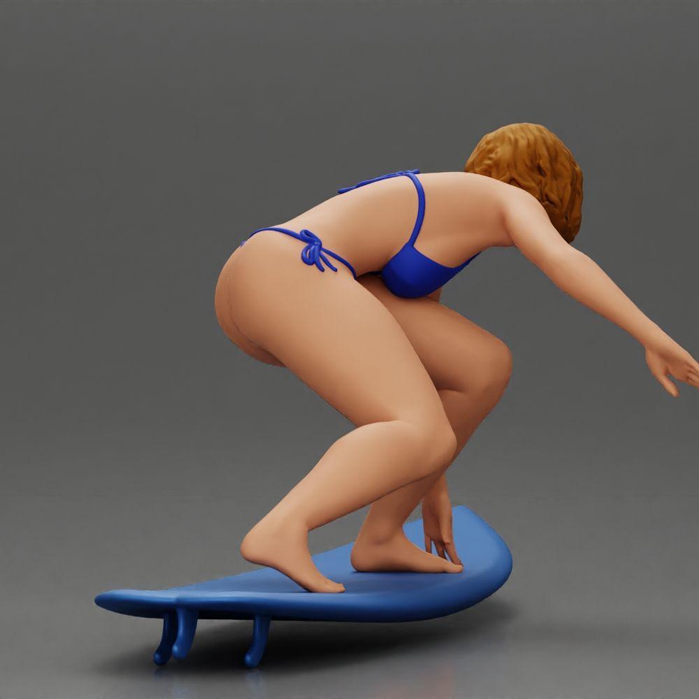 Diorama modelbouw productfoto 3: Diorama-miniatuur: Surferin kniend in bikini op surfboard, enkel (Ref Nr. A119)