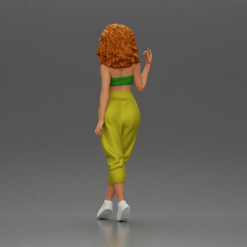 Diorama modelbouw productfoto 3: Miniatuurfiguur: Staande vrouw met krullend haar in groene outfit, poserend (Ref Nr. A130)