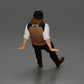 Diorama modelbouw productfoto 3: Zittende miniatuurfiguur, man in historische kleding met muts en bretels (Ref Nr. A84)