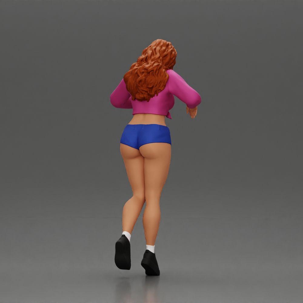 Diorama modelbouw productfoto 3: Vrouwelijke diorama-figuur in minirok en shorts, staand aan de rand van de trap (Ref Nr. A73)