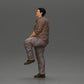 Diorama modelbouw productfoto 4: miniatuurfiguur: corpuleuze Aziatische man, omhoog kijkend, in shirt, voet op trede (Ref Nr. A101)
