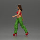Diorama modelbouw productfoto 4: Diorama figuur: Miniatuur-figuur vrouw in looppose, groen-rood, kort topje, wijde broek, pumps (Ref Nr. A141)