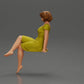 Diorama modelbouw productfoto 4: Diorama miniatuurfiguur: Zittende vrouw in jurk, blootsvoets, kort haar in de wind (Ref Nr. A95)