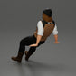 Diorama modelbouw productfoto 4: Zittende miniatuurfiguur, man in historische kleding met muts en bretels (Ref Nr. A84)