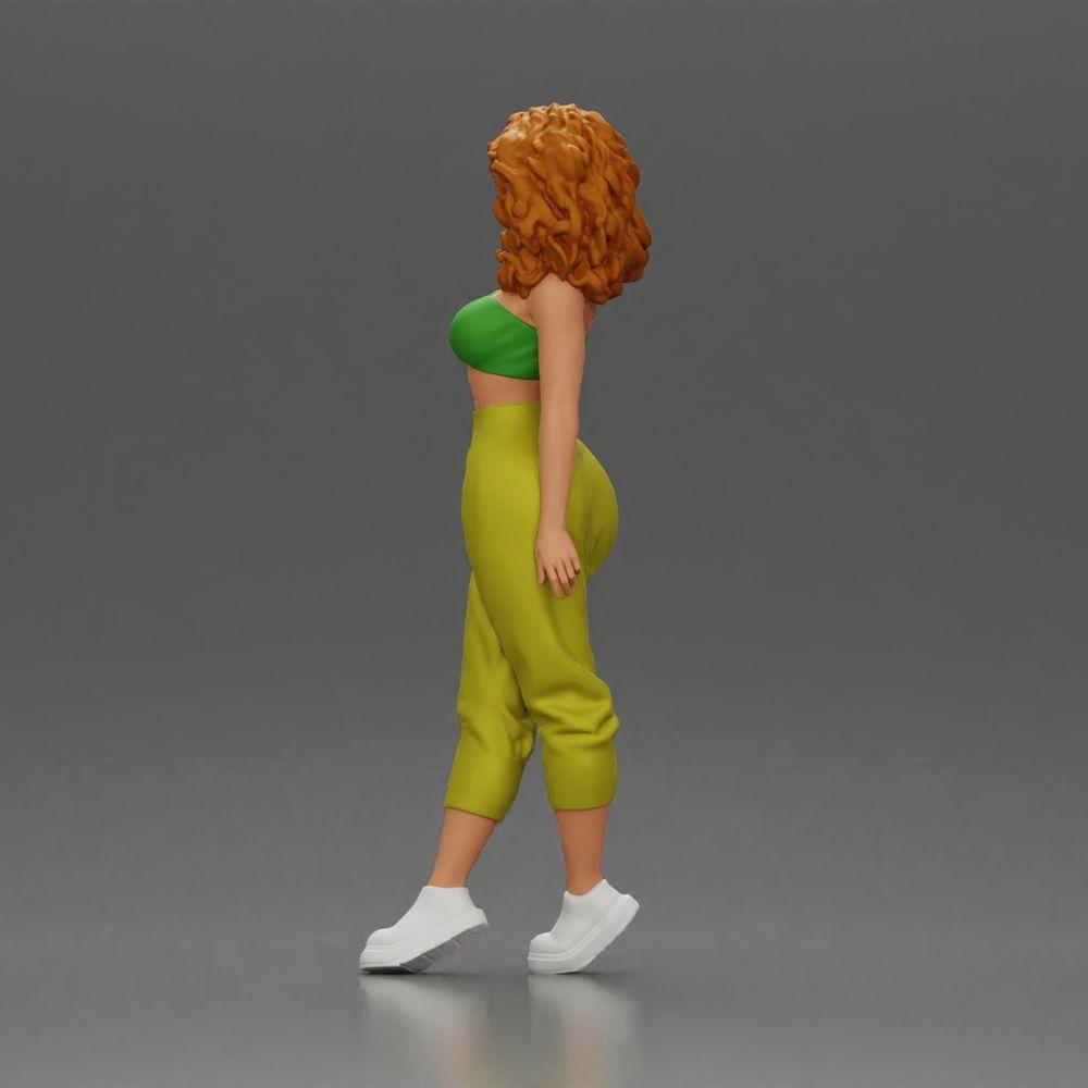 Diorama modelbouw productfoto 4: Miniatuurfiguur: Staande vrouw met krullend haar in groene outfit, poserend (Ref Nr. A130)