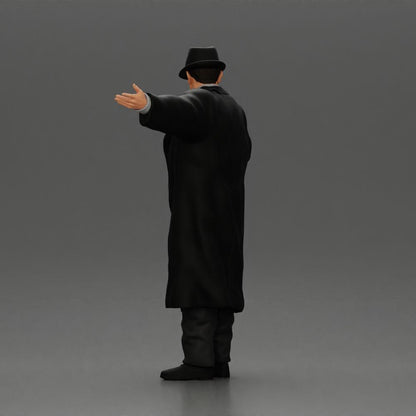 Diorama modelbouw productfoto 4: Diorama-miniatuur: Mafioso in pak en mantel met hoed, gebarend (Ref Nr. A94)