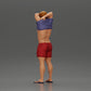 Diorama modelbouw productfoto 4: Staande miniatuur: gespierde man in shorts trekt T-shirt over zijn hoofd (Ref Nr. A90)