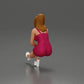 Diorama modelbouw productfoto 4: Diorama figuur: Diorama-miniatuur zittende vrouw in roze jurk, hand aan wang, plateauschoenen (Ref Nr. A131)