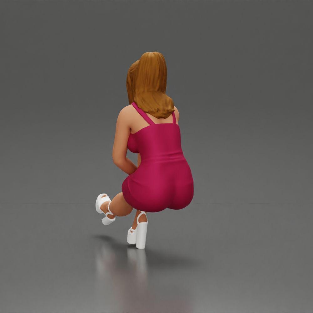 Diorama modelbouw productfoto 4: Diorama figuur: Diorama-miniatuur zittende vrouw in roze jurk, hand aan wang, plateauschoenen (Ref Nr. A131)
