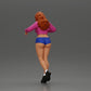 Diorama modelbouw productfoto 4: Vrouwelijke diorama-figuur in minirok en shorts, staand aan de rand van de trap (Ref Nr. A73)
