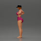 Diorama modelbouw productfoto 4: Diorama figuur: Staande miniatuurfiguur in zomerse look met pet, shorts, blote voeten op het strand (Ref Nr. A108)