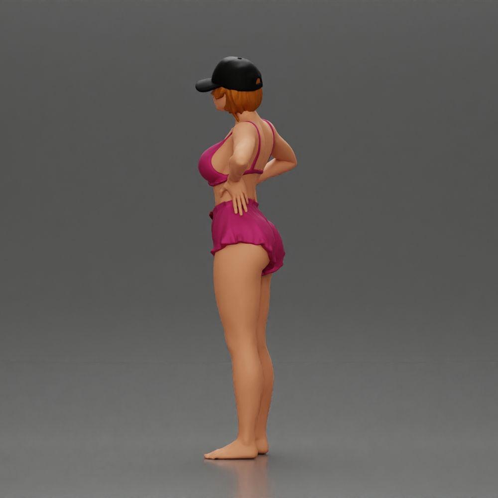 Diorama modelbouw productfoto 4: Diorama figuur: Staande miniatuurfiguur in zomerse look met pet, shorts, blote voeten op het strand (Ref Nr. A108)