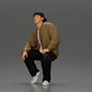 Diorama modelbouw productfoto 5: Diorama-figuur: Zittende hiphopman met jas, pet en sneakers (Ref Nr. A62)