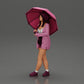 Diorama modelbouw productfoto 5: Vrouwelijke diorama-figuur in open vest en korte broek met paraplu (Ref Nr. A92)