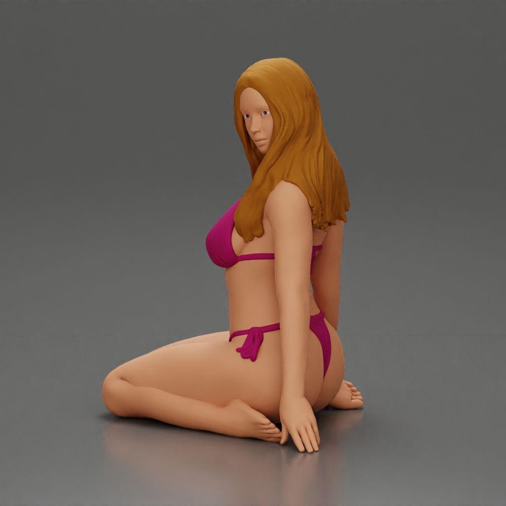 Diorama modelbouw productfoto 5: Knielende miniatuurfiguur vrouw in bikini, zittend op vlakke basis - strand-diorama (Ref Nr. A83)