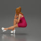 Diorama modelbouw productfoto 5: Diorama figuur: Diorama-miniatuur zittende vrouw in roze jurk, hand aan wang, plateauschoenen (Ref Nr. A131)